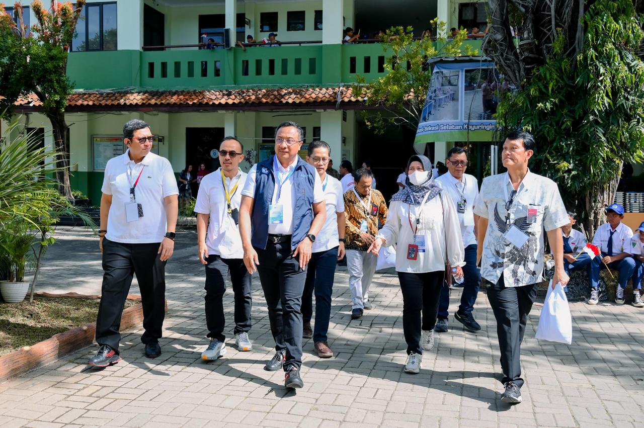 EVP Telkom Regional II Edie Kurniawan saat melakukan kunjungan ke SMP Negeri 4 Kota Bekasi dalam rangka acara peluncuran Program Digitalisasi Pembelajaran untuk Indonesia Cerdas, beberapa waktu yang lalu. Foto: Telkom Indonesia