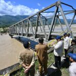 Stok logistik pengungsi banjir di Aceh Singkil hanya tersisa hingga Selasa (2/12/2025), membuat ribuan warga terancam kelaparan karena akses jalan dan jembatan putus serta komunikasi lumpuh selama sepekan. Foto: X @KemensetnegRI