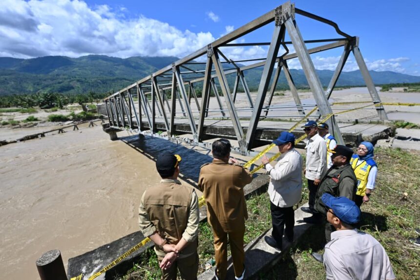 Stok logistik pengungsi banjir di Aceh Singkil hanya tersisa hingga Selasa (2/12/2025), membuat ribuan warga terancam kelaparan karena akses jalan dan jembatan putus serta komunikasi lumpuh selama sepekan. Foto: X @KemensetnegRI