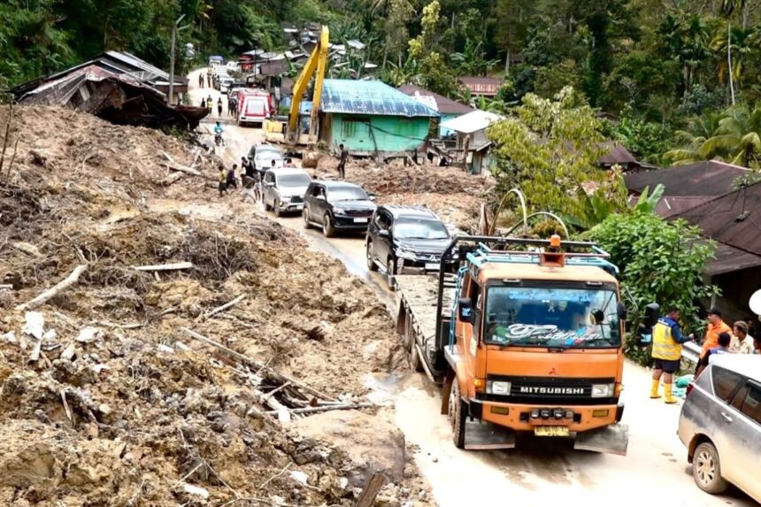 BNPB merilis pembaruan data bencana banjir dan longsor di Sumatera per 2 Desember 2025, mencatat 604 korban meninggal, 464 hilang, dan 2.600 luka-luka, dengan lebih dari 2,1 juta warga terdampak serta 589 ribu di antaranya mengungsi. Foto: Dok/BNPB