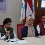 Menteri Komunikasi dan Digital RI (Komdigi) saat memberikan arahan pada rapat koordinasi penanganan akses telekomunikasi pada bencana banjir dan tanah longsor Sumatera, Senin (1/2) di Balai Monitoring Medan. Foto: Telkom Indonesia