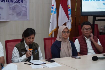 Menteri Komunikasi dan Digital RI (Komdigi) saat memberikan arahan pada rapat koordinasi penanganan akses telekomunikasi pada bencana banjir dan tanah longsor Sumatera, Senin (1/2) di Balai Monitoring Medan. Foto: Telkom Indonesia