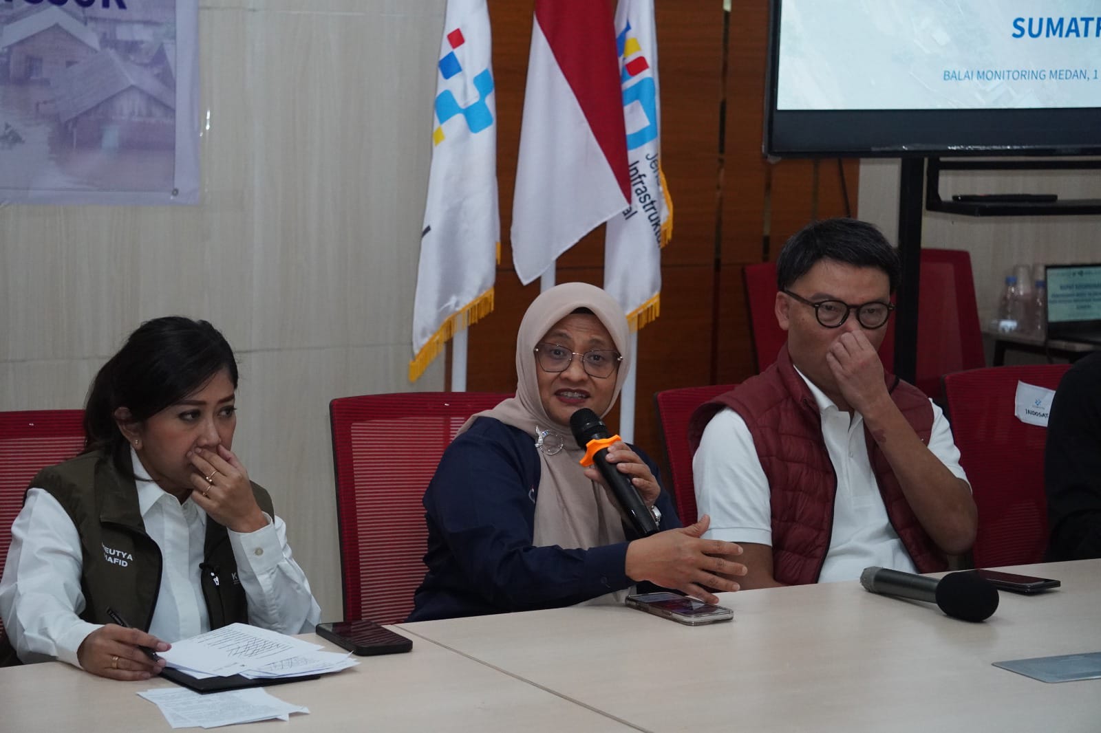Direktur Utama Telkom Dian Siswarini saat memberikan penjelasan pada rapat koordinasi penanganan akses telekomunikasi pada bencana banjir dan tanah longsor Sumatera, Senin (1/2) di Balai Monitoring Medan. Foto: Telkom Indonesia 