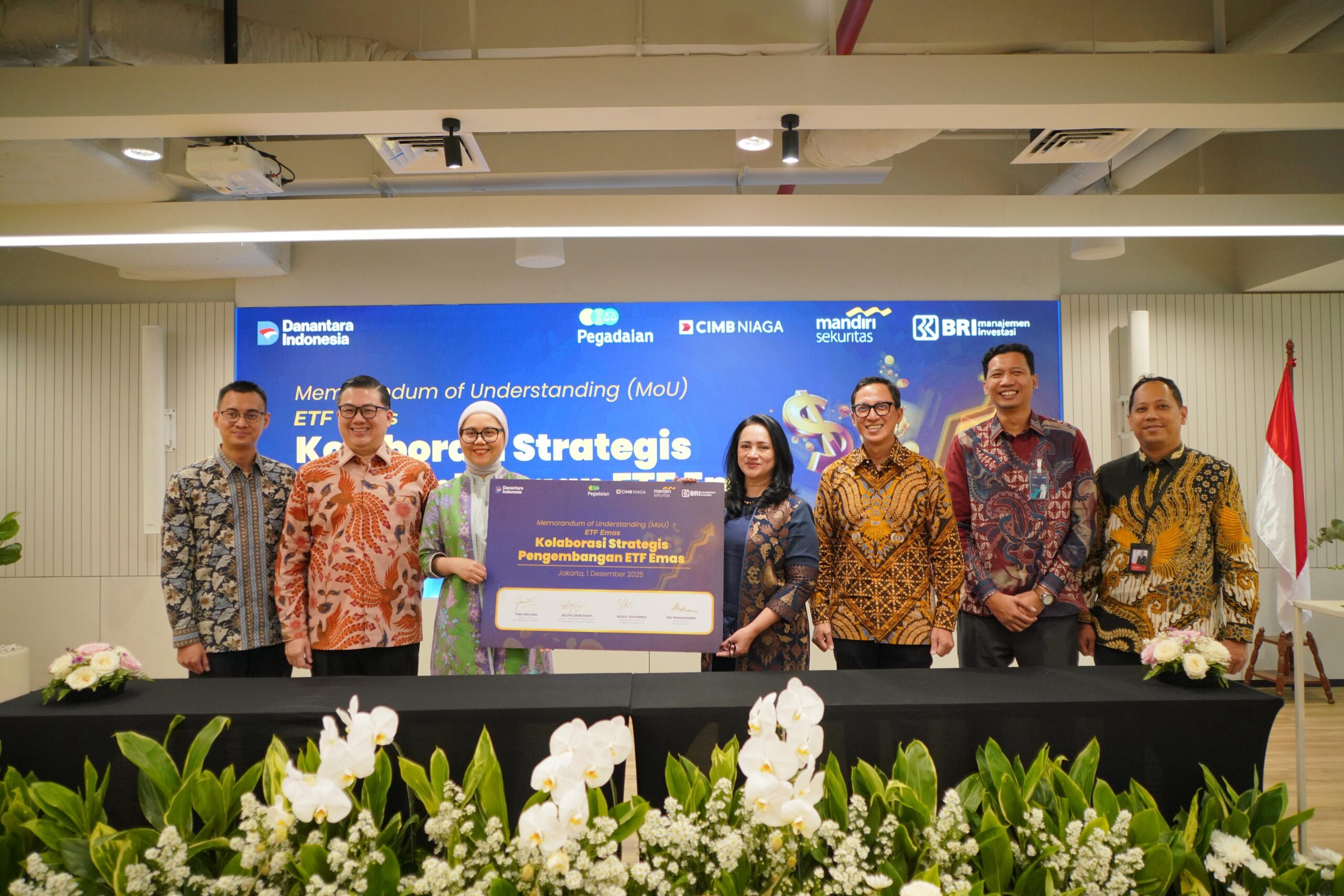 PT Pegadaian, bersama dengan PT BRI Manajemen Investasi (BRI MI), PT Mandiri Sekuritas, dan CIMB, menandatangani Nota Kesepahaman (Memorandum of Understanding – MoU) terkait Exchange Traded Fund (ETF) Emas pertama di Indonesia, bertempat di Jakarta pada Senin (01/12).