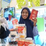 Ibu Imroatus Sofiyah, nasabah PNM Mekaar Cabang Surabaya yang telah bergabung PNM sejak 2020 dengan usaha Kerupuk Udang Sangrai yang ia kembangkan dari dapur rumahnya.