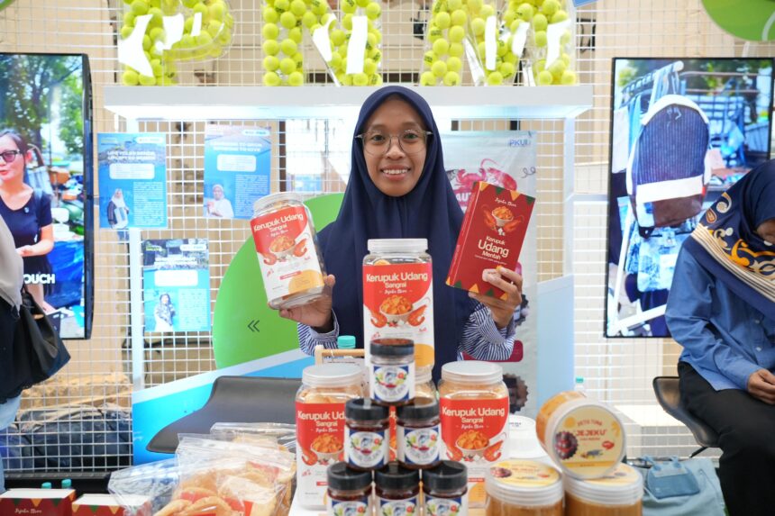 Ibu Imroatus Sofiyah, nasabah PNM Mekaar Cabang Surabaya yang telah bergabung PNM sejak 2020 dengan usaha Kerupuk Udang Sangrai yang ia kembangkan dari dapur rumahnya.
