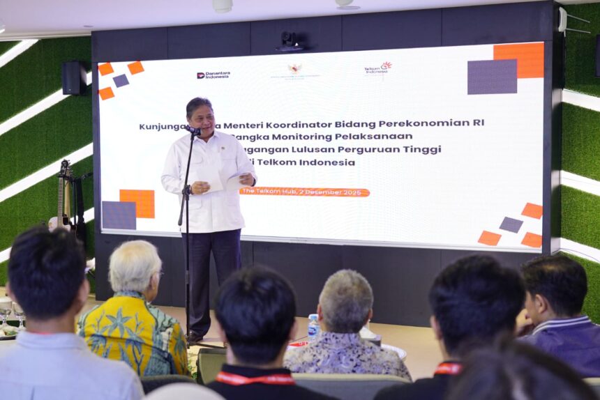 Menteri Koordinator Bidang Perekonomian RI (Menko Perekonomian) Airlangga Hartarto saat memberikan keynote speech pada acara monitoring pelaksanaan program pemagangan lulusan perguruan tinggi di lingkungan TelkomGroup yang berlokasi di Telkom Landmark Tower (TLT) Jakarta, pada Selasa (2/12). Foto: Telkom Indonesia