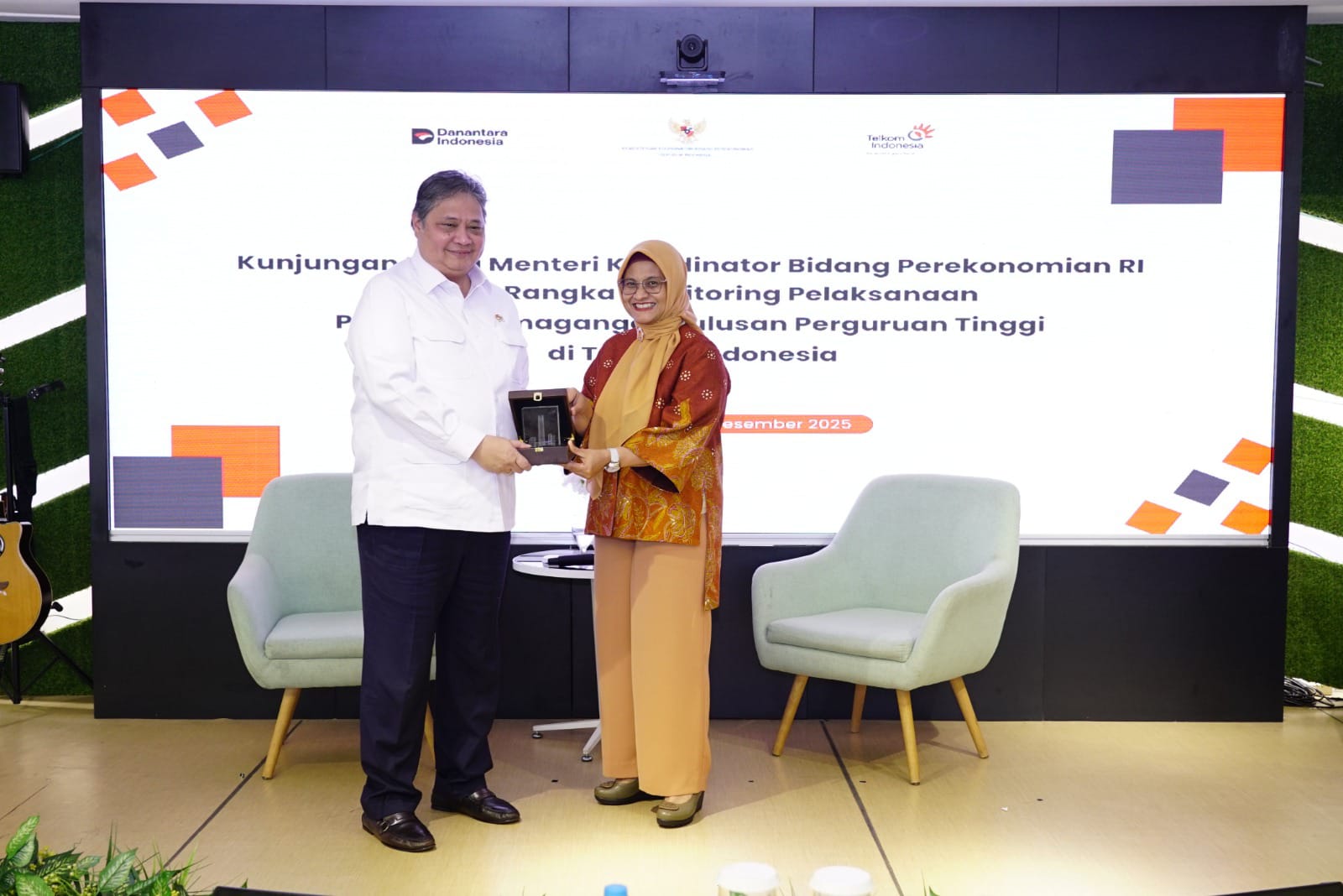 Direktur Utama Telkom Dian Siswarini (kanan) saat memberikan cinderamata kepada Menteri Koordinator Bidang Perekonomian RI (Menko Perekonomian) Airlangga Hartarto (kiri) saat acara monitoring pelaksanaan program pemagangan lulusan perguruan tinggi di lingkungan TelkomGroup yang berlokasi di Telkom Landmark Tower (TLT) Jakarta, pada Selasa (2/12). Foto: Telkom Indonesia