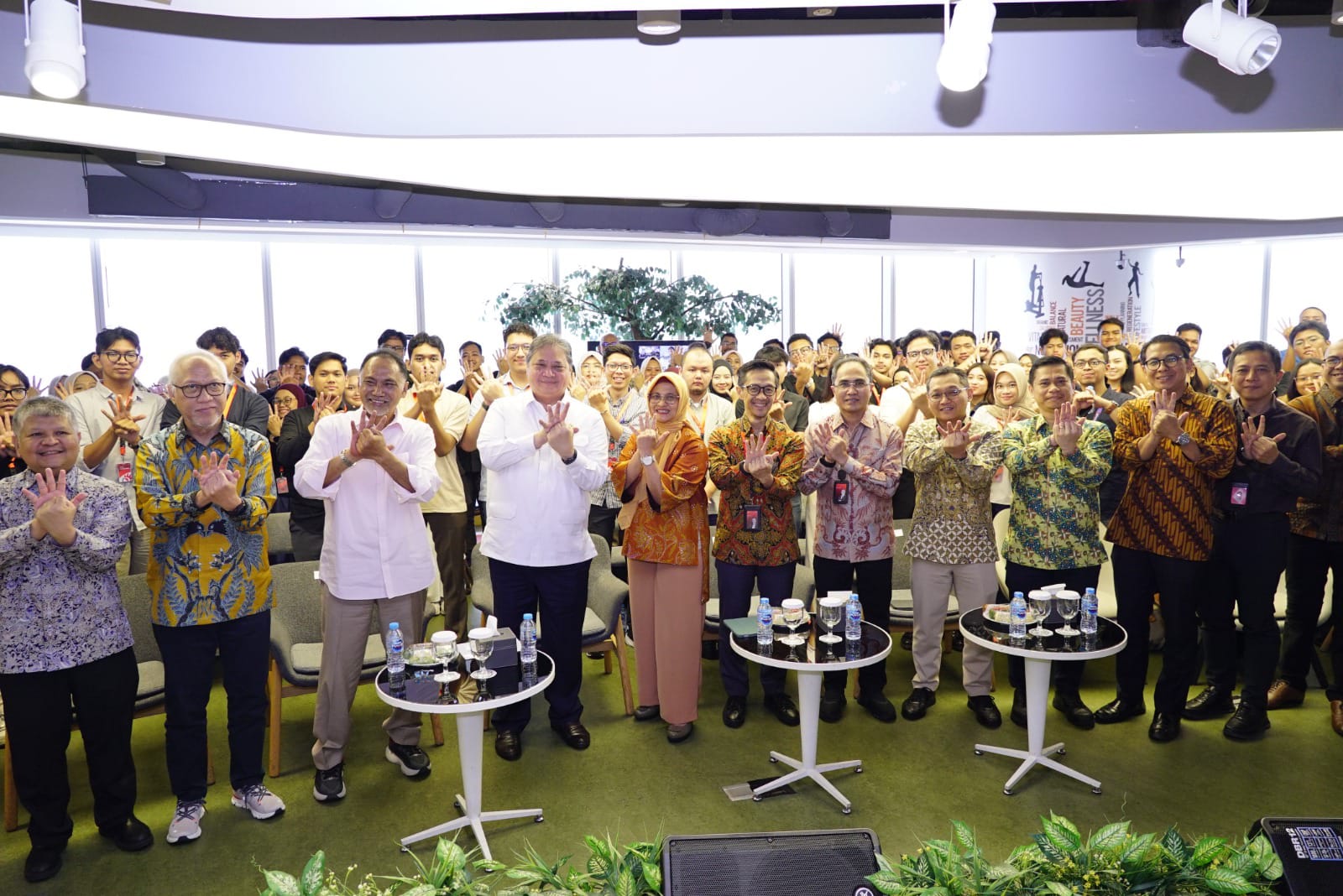 Menteri Koordinator Bidang Perekonomian RI (Menko Perekonomian) Airlangga Hartarto beserta jajaran dan Direktur Utama Telkom Dian Siswarini beserta jajaran saat sesi foto bersama pada acara monitoring pelaksanaan program pemagangan lulusan perguruan tinggi di lingkungan TelkomGroup yang berlokasi di Telkom Landmark Tower (TLT) Jakarta, pada Selasa (2/12). Foto: Telkom Indonesia