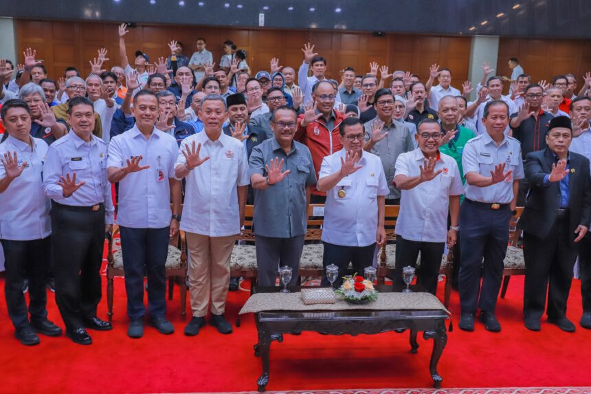 Pramono saat membuka Rapat Kerja Provinsi (Rakerprov) KONI DKI Jakarta 2025 di Balai Kota, Rabu (3/12) sore.