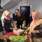Promosikan Sari Pare, salah satu kegiatan pengabdian masyarakat mahasiswa dan civitas akademi Polimedia. Foto: Dok Humas