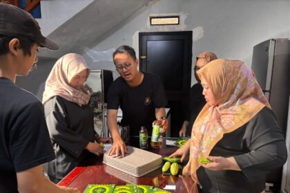 Promosikan Sari Pare, salah satu kegiatan pengabdian masyarakat mahasiswa dan civitas akademi Polimedia. Foto: Dok Humas