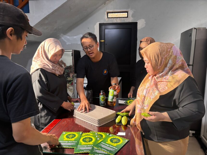 Promosikan Sari Pare, salah satu kegiatan pengabdian masyarakat mahasiswa dan civitas akademi Polimedia. Foto: Dok Humas