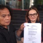 Kuasa hukum Deolipa Yumara mendampingi kliennya, Linda Susanti, mendatangi Kantor Dewan Pengawas Komisi Pemberantasan Korupsi (Dewas KPK), Kamis (4/12/2025) sekitar pukul 14.23 WIB. Keduanya menyerahkan laporan dugaan penyalahgunaan wewenang serta penggelapan aset senilai kurang lebih Rp700 miliar disebut merupakan milik pribadi Linda Susanti. Foto: Ist