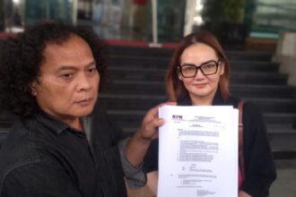 Kuasa hukum Deolipa Yumara mendampingi kliennya, Linda Susanti, mendatangi Kantor Dewan Pengawas Komisi Pemberantasan Korupsi (Dewas KPK), Kamis (4/12/2025) sekitar pukul 14.23 WIB. Keduanya menyerahkan laporan dugaan penyalahgunaan wewenang serta penggelapan aset senilai kurang lebih Rp700 miliar disebut merupakan milik pribadi Linda Susanti. Foto: Ist