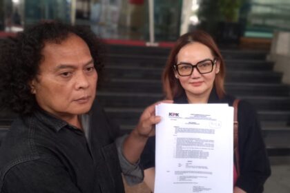 Kuasa hukum Deolipa Yumara mendampingi kliennya, Linda Susanti, mendatangi Kantor Dewan Pengawas Komisi Pemberantasan Korupsi (Dewas KPK), Kamis (4/12/2025) sekitar pukul 14.23 WIB. Keduanya menyerahkan laporan dugaan penyalahgunaan wewenang serta penggelapan aset senilai kurang lebih Rp700 miliar disebut merupakan milik pribadi Linda Susanti. Foto: Ist