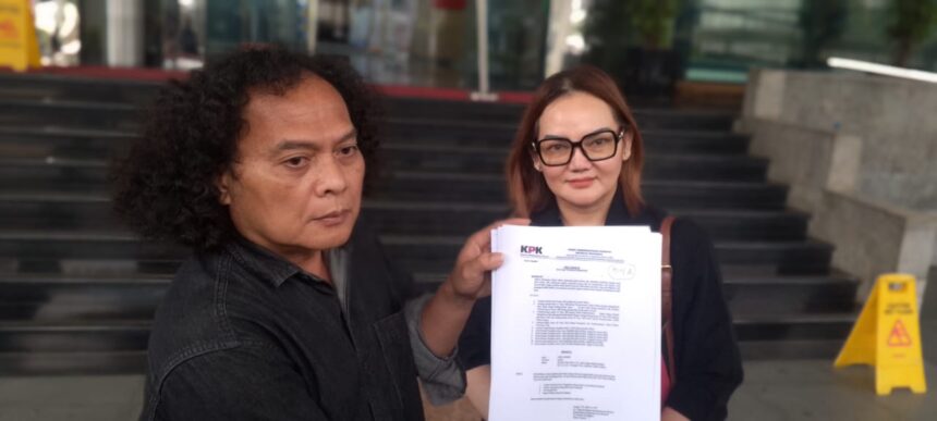 Kuasa hukum Deolipa Yumara mendampingi kliennya, Linda Susanti, mendatangi Kantor Dewan Pengawas Komisi Pemberantasan Korupsi (Dewas KPK), Kamis (4/12/2025) sekitar pukul 14.23 WIB. Keduanya menyerahkan laporan dugaan penyalahgunaan wewenang serta penggelapan aset senilai kurang lebih Rp700 miliar disebut merupakan milik pribadi Linda Susanti. Foto: Ist