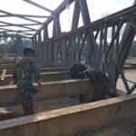 Pembangunan jembatan Bailey di beberapa titik kritis kini menjadi prioritas untuk membuka kembali jalur yang sangat dibutuhkan masyarakat. Foto: Dispenad