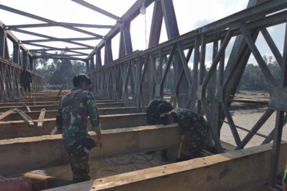 Pembangunan jembatan Bailey di beberapa titik kritis kini menjadi prioritas untuk membuka kembali jalur yang sangat dibutuhkan masyarakat. Foto: Dispenad