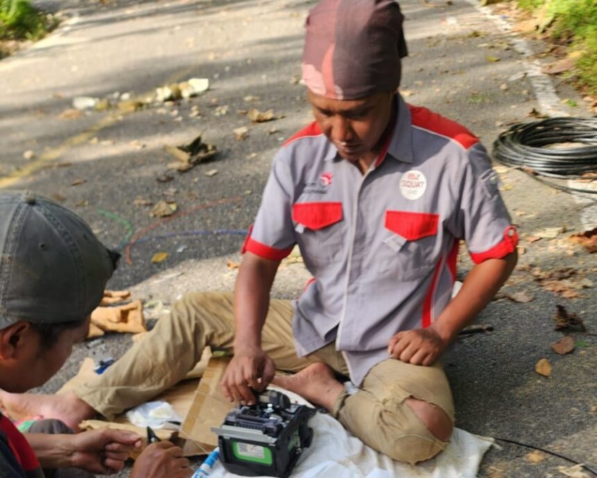 Tim teknis TelkomGroup bekerja 24/7 untuk memperbaiki infrastruktur yang terdampak, menormalkan jaringan, serta memperkuat konektivitas darurat di area prioritas. Foto: Telkom Indonesia