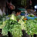 Ilustrasi warga menjual sayur di pasar tradisional. Foto: Istock @Jina Ihm