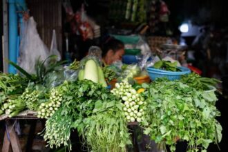 Ilustrasi warga menjual sayur di pasar tradisional. Foto: Istock @Jina Ihm