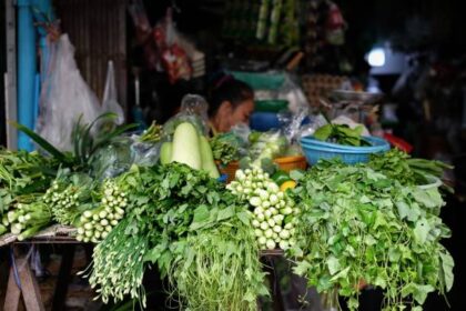 Ilustrasi warga menjual sayur di pasar tradisional. Foto: Istock @Jina Ihm