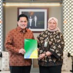 BPJS Ketenagakerjaan membayarkan Jaminan Hari Tua (JHT) milik Menteri Pemuda dan Olahraga Indonesia Erick Thohir. Saldo JHT tersebut berasal dari kepesertaan Menteri Erick di beberapa perusahaan, sebelum dirinya terjun ke Pemerintahan.