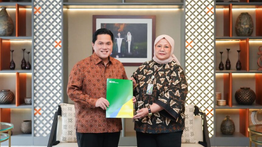 BPJS Ketenagakerjaan membayarkan Jaminan Hari Tua (JHT) milik Menteri Pemuda dan Olahraga Indonesia Erick Thohir. Saldo JHT tersebut berasal dari kepesertaan Menteri Erick di beberapa perusahaan, sebelum dirinya terjun ke Pemerintahan.
