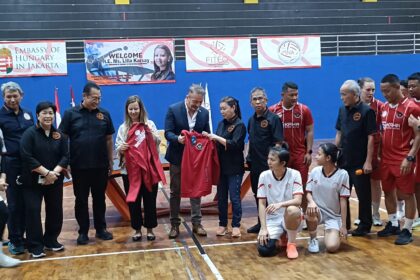 Jovinus Carolus Legawa yang didampingi Sekjen PP POTSI Susan Subakti saat melepas Timnas Teqball Indonesia di GOR Pasar Minggu, Jakarta Selatan, Jumat (5/12/2025). Foto/az