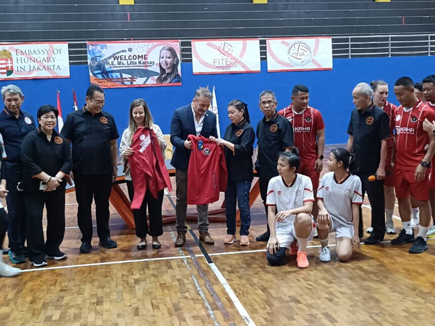 Jovinus Carolus Legawa yang didampingi Sekjen PP POTSI Susan Subakti saat melepas Timnas Teqball Indonesia di GOR Pasar Minggu, Jakarta Selatan, Jumat (5/12/2025). Foto/az