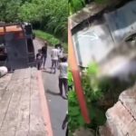Petugas dan warga melakukan evakuasi usai alat berat jatuh dan menimpa Syahrizal Yusuf di Simpang Alahan Mati, Pasaman. Foto: Tangkap layar IG @jabodekabek24info