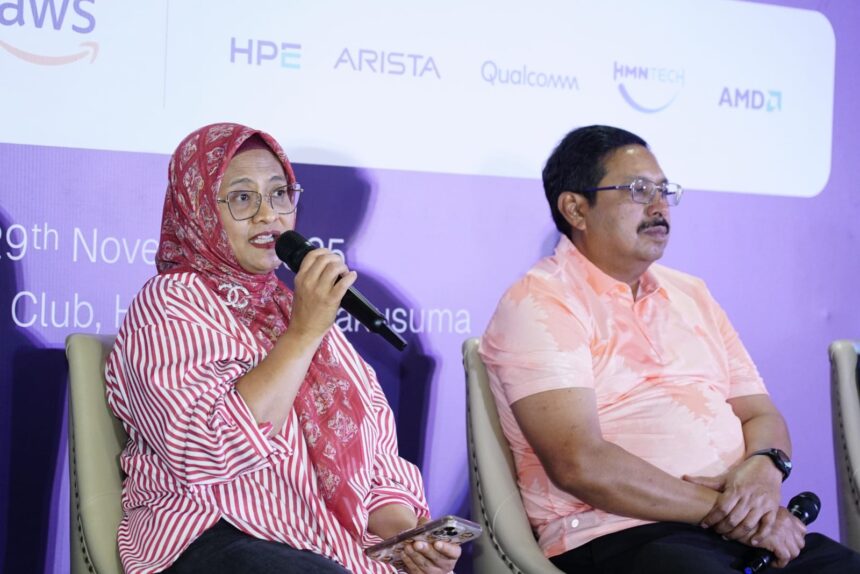 Direktur Utama Telkom Indonesia Dian Siswarini saat memberikan paparan pada acara Lintas Teknologi Solutions Day 8th Edition yang diselenggarakan di Royale Golf Halim, Jakarta pada Sabtu, (29/11). Foto: Telkom Indonesia