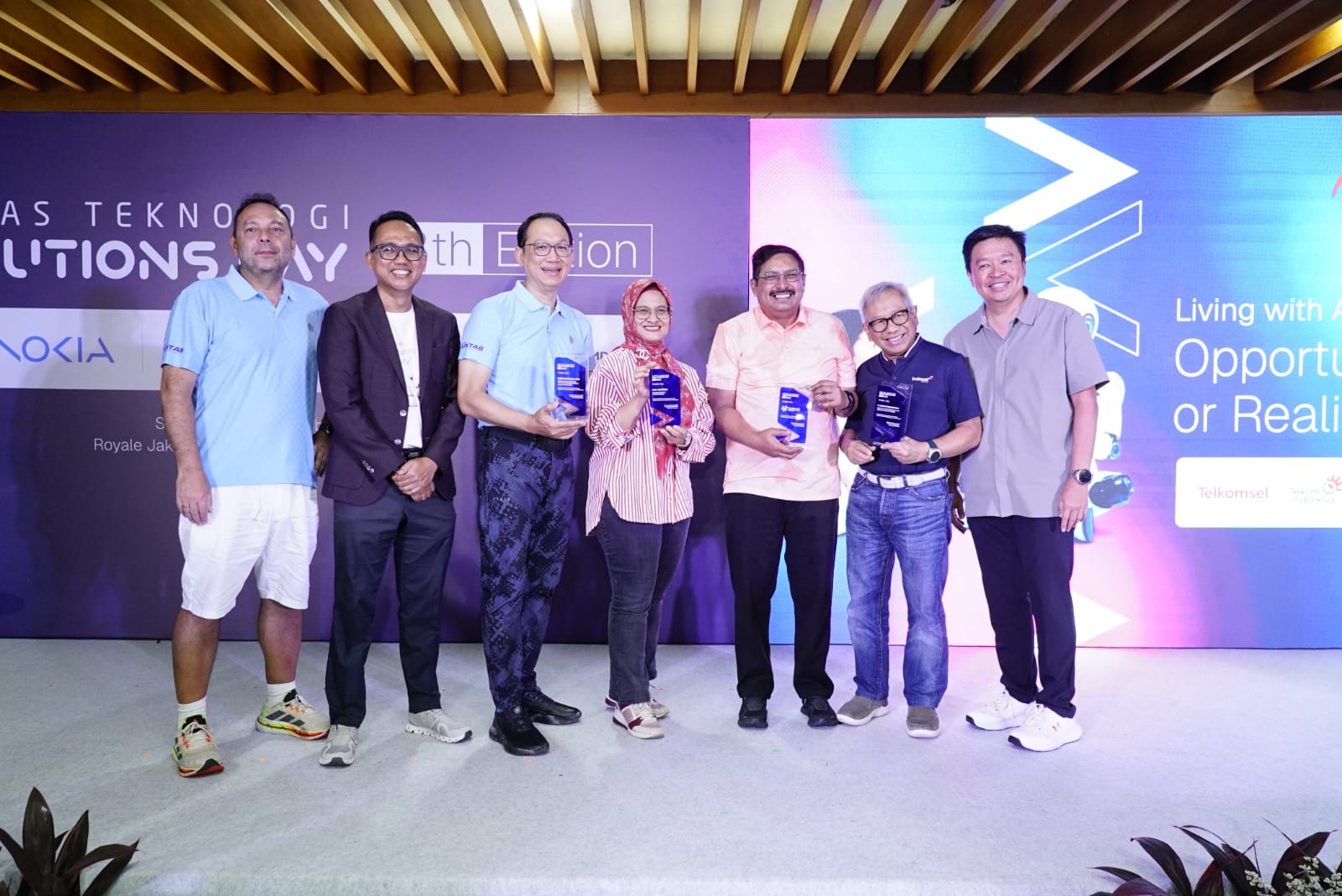 Direktur Utama Telkom Indonesia Dian Siswarini saat menerima penghargaan pada acara Lintas Teknologi Solutions Day 8th Edition yang diselenggarakan di Royale Golf Halim, Jakarta pada Sabtu (29/11). Foto: Telkom Indonesia