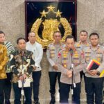Kapolri Jenderal Polisi Listyo Sigit Prabowo bersama Menteri Kehutanan Raja Juli Antoni dan jajaran usai pertemuan audiensi membahas persoalan bencana Aceh dan Sumatera di Gedung Utama Mabes Polri, Kamis (4/12/2025) malam. Foto: Ist