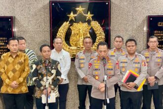 Kapolri Jenderal Polisi Listyo Sigit Prabowo bersama Menteri Kehutanan Raja Juli Antoni dan jajaran usai pertemuan audiensi membahas persoalan bencana Aceh dan Sumatera di Gedung Utama Mabes Polri, Kamis (4/12/2025) malam. Foto: Ist