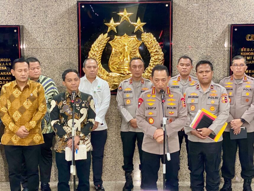 Kapolri Jenderal Polisi Listyo Sigit Prabowo bersama Menteri Kehutanan Raja Juli Antoni dan jajaran usai pertemuan audiensi membahas persoalan bencana Aceh dan Sumatera di Gedung Utama Mabes Polri, Kamis (4/12/2025) malam. Foto: Ist