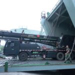 TNI AD memberangkatkan sejumlah bantuan termasuk alutsista melalui Kapal Angkatan Darat Republik Indonesia (ADRI) LII yang diberangkatkan dari Dermaga Satuan Angkutan Air Pusat Pembekalan dan Angkutan Angkatan Darat (Satang Air Pusbekangad), Tanjung Priok, Jakarta. Foto: Dispenad