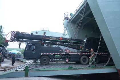 TNI AD memberangkatkan sejumlah bantuan termasuk alutsista melalui Kapal Angkatan Darat Republik Indonesia (ADRI) LII yang diberangkatkan dari Dermaga Satuan Angkutan Air Pusat Pembekalan dan Angkutan Angkatan Darat (Satang Air Pusbekangad), Tanjung Priok, Jakarta. Foto: Dispenad