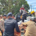 Satbrimob Polda Sumut bersama Relawan Mapel Indonesia saat menyalurkan bantuan di wilayah Sibolga dan Tapanuli Tengah, Sumut. Foto: Satbrimob Polda Sumut