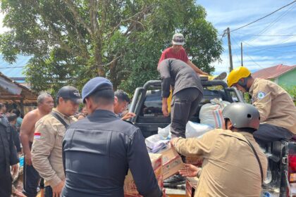 Satbrimob Polda Sumut bersama Relawan Mapel Indonesia saat menyalurkan bantuan di wilayah Sibolga dan Tapanuli Tengah, Sumut. Foto: Satbrimob Polda Sumut
