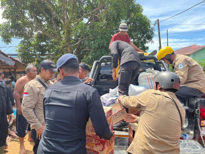 Satbrimob Polda Sumut bersama Relawan Mapel Indonesia saat menyalurkan bantuan di wilayah Sibolga dan Tapanuli Tengah, Sumut. Foto: Satbrimob Polda Sumut