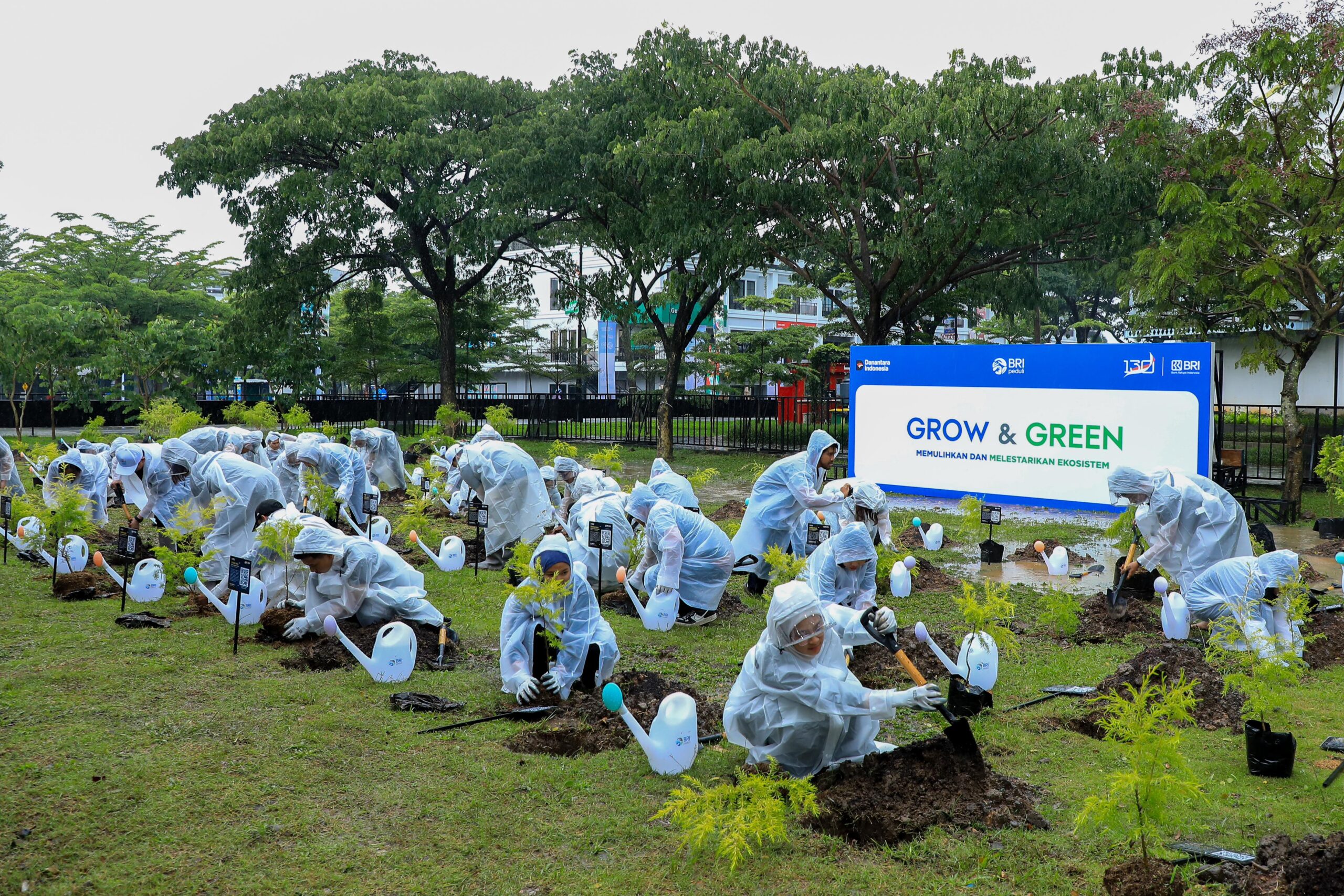program BRI Menanam – Grow & Green diwujudkan melalui kegiatan penanaman dan pemberian 3.000 bibit pohon produktif dan pohon keras di Kiara Artha Park, Bandung, Jawa Barat. Foto: Dok BRI