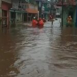Genangan hingga 90 sentimeter melanda 15 RT di Jakarta Timur, sementara petugas terus bekerja mempercepat penyurutan air. Foto: Tangkap layar IG @adheghoe2n