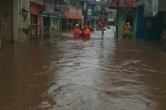 Genangan hingga 90 sentimeter melanda 15 RT di Jakarta Timur, sementara petugas terus bekerja mempercepat penyurutan air. Foto: Tangkap layar IG @adheghoe2n