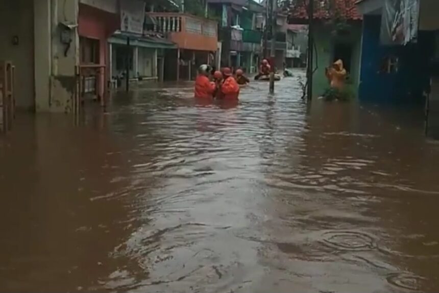 Genangan hingga 90 sentimeter melanda 15 RT di Jakarta Timur, sementara petugas terus bekerja mempercepat penyurutan air. Foto: Tangkap layar IG @adheghoe2n