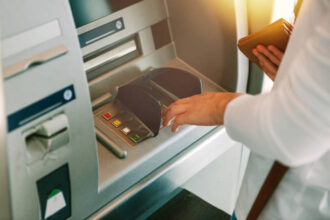 Ilustrasi mesin-mesin ATM lumpuh total akibat mati listrik dan gangguan jaringan pascabanjir bandang. Foto: Istock @AdrianHancu