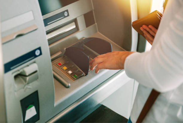 Ilustrasi mesin-mesin ATM lumpuh total akibat mati listrik dan gangguan jaringan pascabanjir bandang. Foto: Istock @AdrianHancu