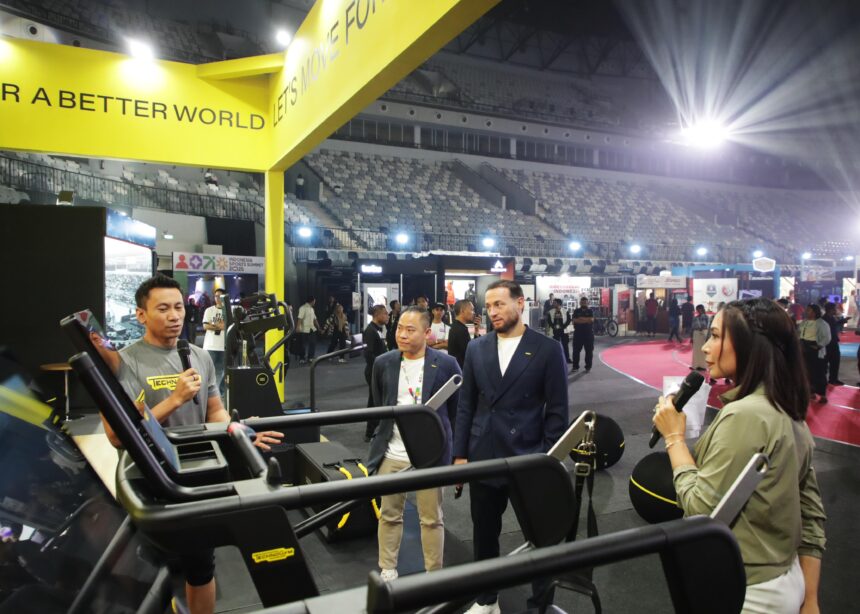 Jakarta: Talkshow Technogym yang dihadiri oleh pemain Tim Nasional Sepakbola Indonesia Marc Klok di Stand Technogym pada event Indonesia Sports Summit 2025. Minggu pagi (7/12).
