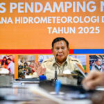 Presiden Prabowo Subianto memberikan arahan di Pos Pendamping Nasional Penanganan Bencana Alam Aceh yang berlokasi di Pangkalan TNI AU Sultan Iskandar Muda, Aceh Besar, Minggu (7/12/2025). Foto: BPMI Setpres